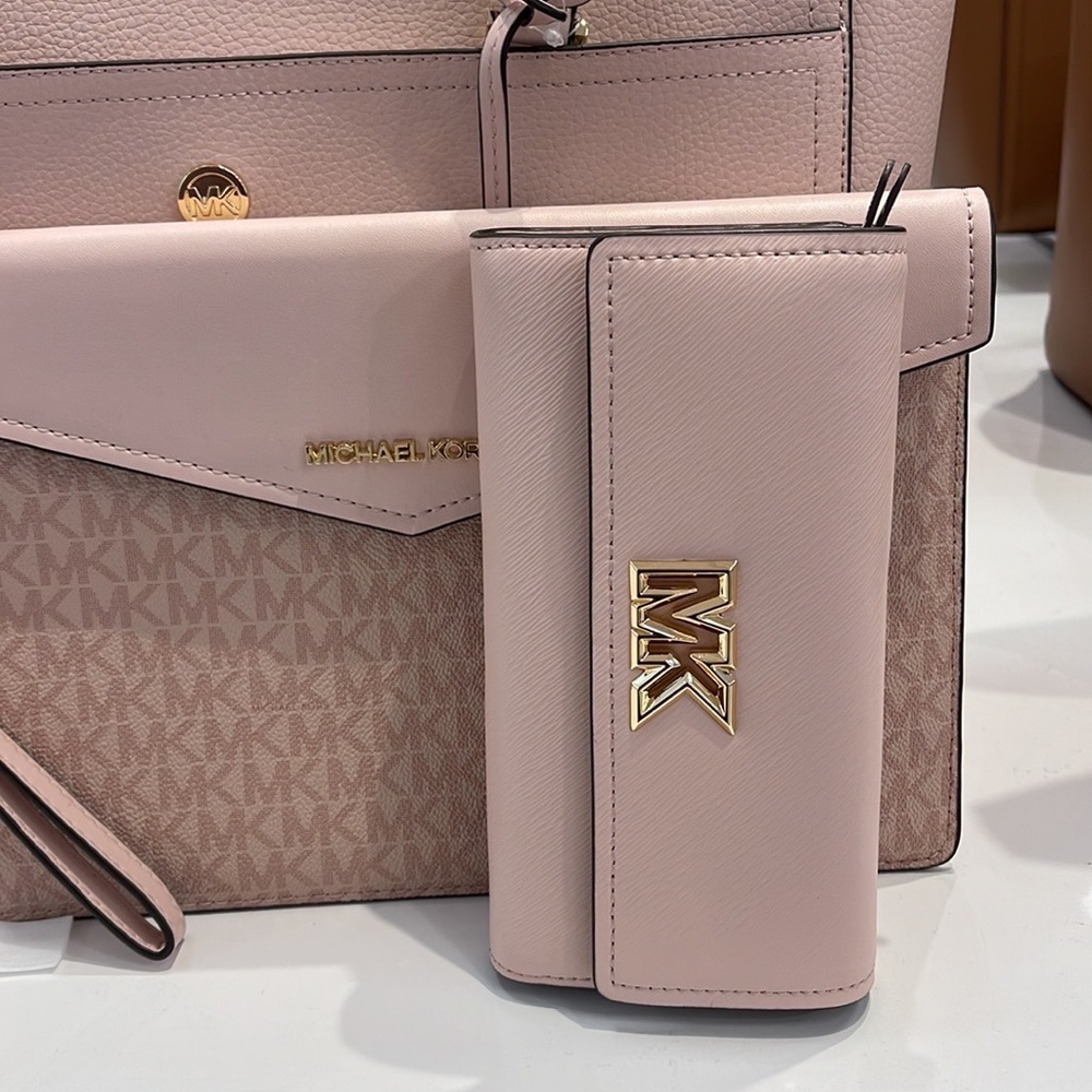 Michael Kors Mimi Large Saffiano Leather Bi-Fold Continental Wallet
Pawder Blush - Picture 13 of 16